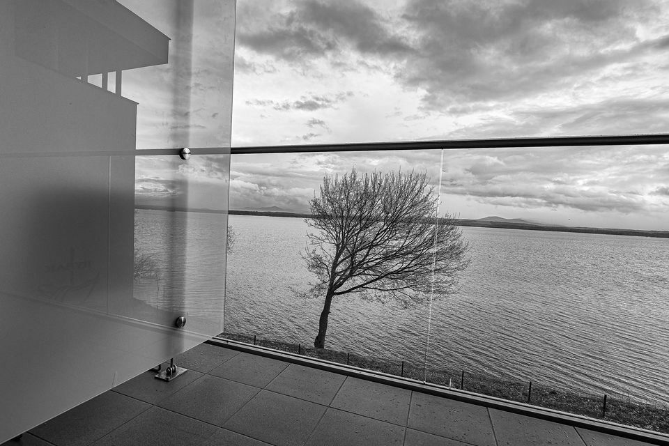 Tóth Tibor: Jelek az úton című fotókiállításának egy fotója a Kolta Galériában Civil percek 2022.12.17. Tóth Tibor: Jelek az úton című fotókiállításának egy fotója a Kolta Galériában.