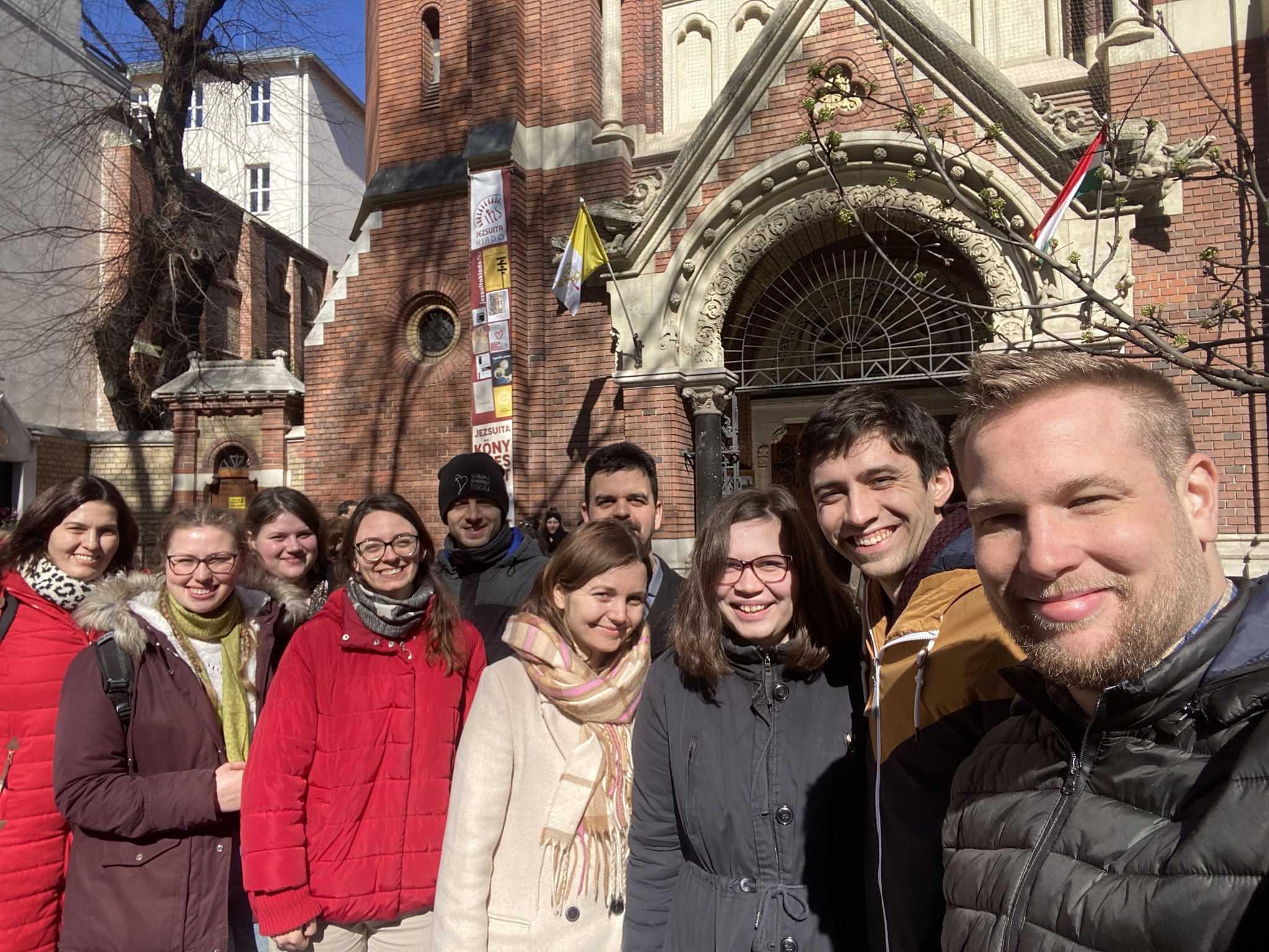 Fiatalok a Jézus szíve jezsuita templom előtt a budapesti Lőrinc Pap téren Civil percek 2023.03.17., jezsuita fiatalok