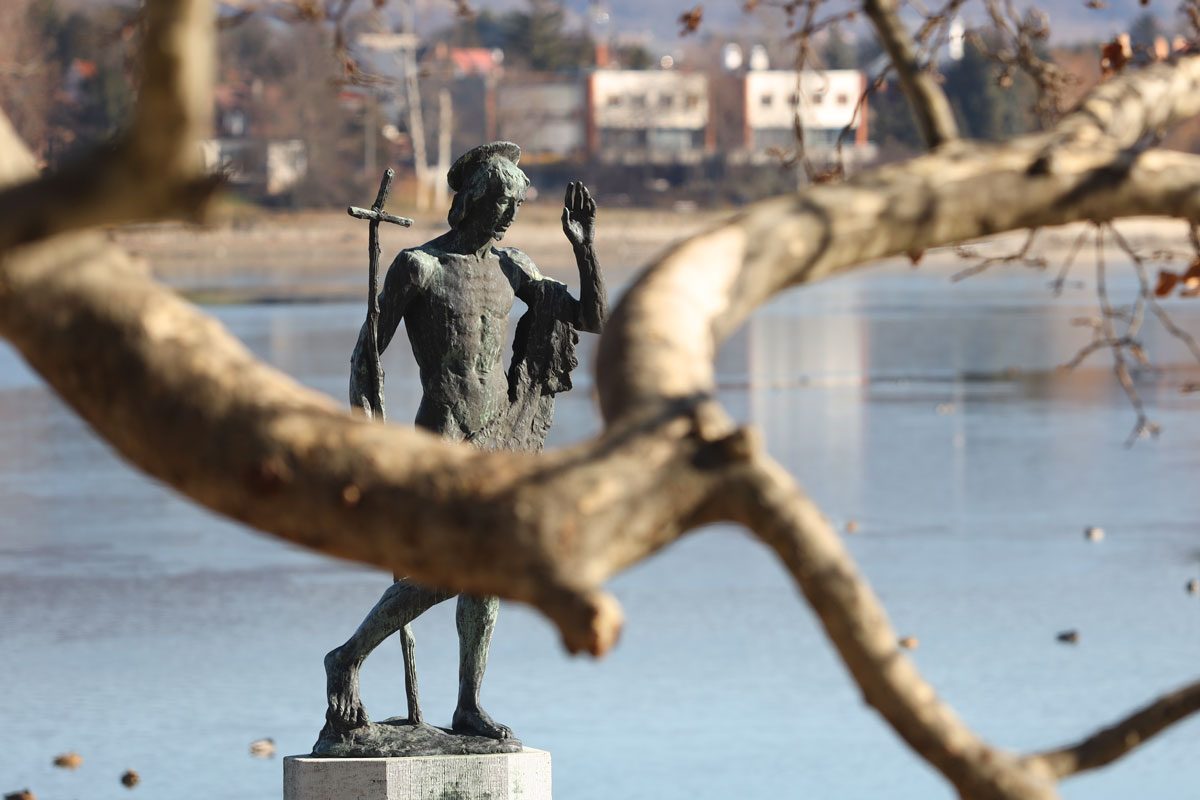 Keresztelő Szent János szobra Tatán Keresztelő Szent János, Erzsébet és Zakariás fia, a Messiás fáklyája volt.