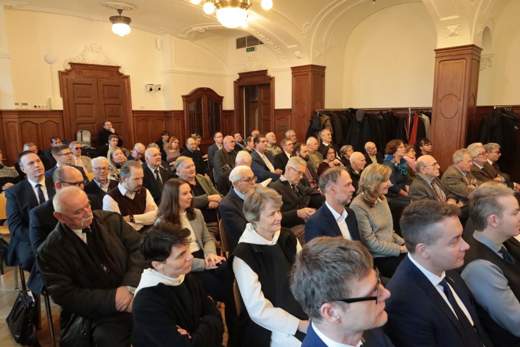 Magyarországi Szerzetesi Iskolák Diákszövetségei Az idén ünneplik centenáriumukat a Magyarországi Szerzetesi Iskolák Diákszövetségei. forrás: Civil percek #106