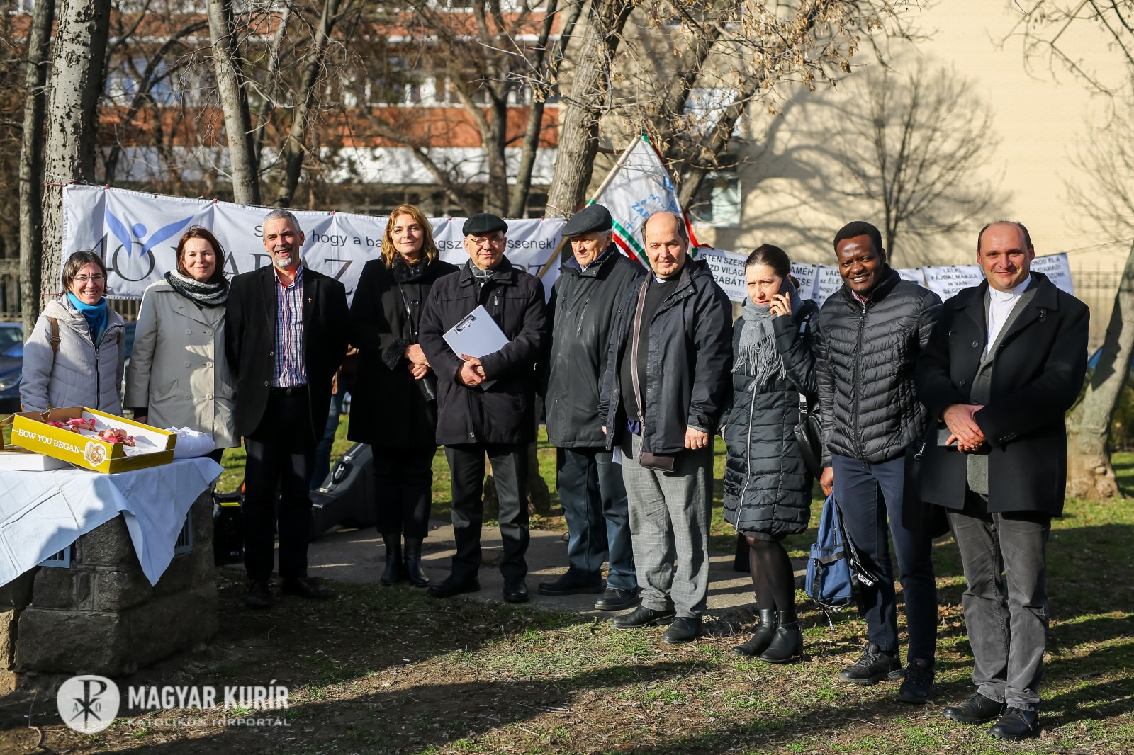 40 nap az életért Idén február 13-án, kedden délután 3 órakor nyitják meg a hetedik „40 Nap Az Életért” esemény Budapesten, a Hugonnai Vilma téren. A többnapos ima, böjt, békés jelenlét, amely dicsőítéssel és közös imával nyílik meg, február 14-től március 24-ig tart, naponta 7-től este 7 óráig.